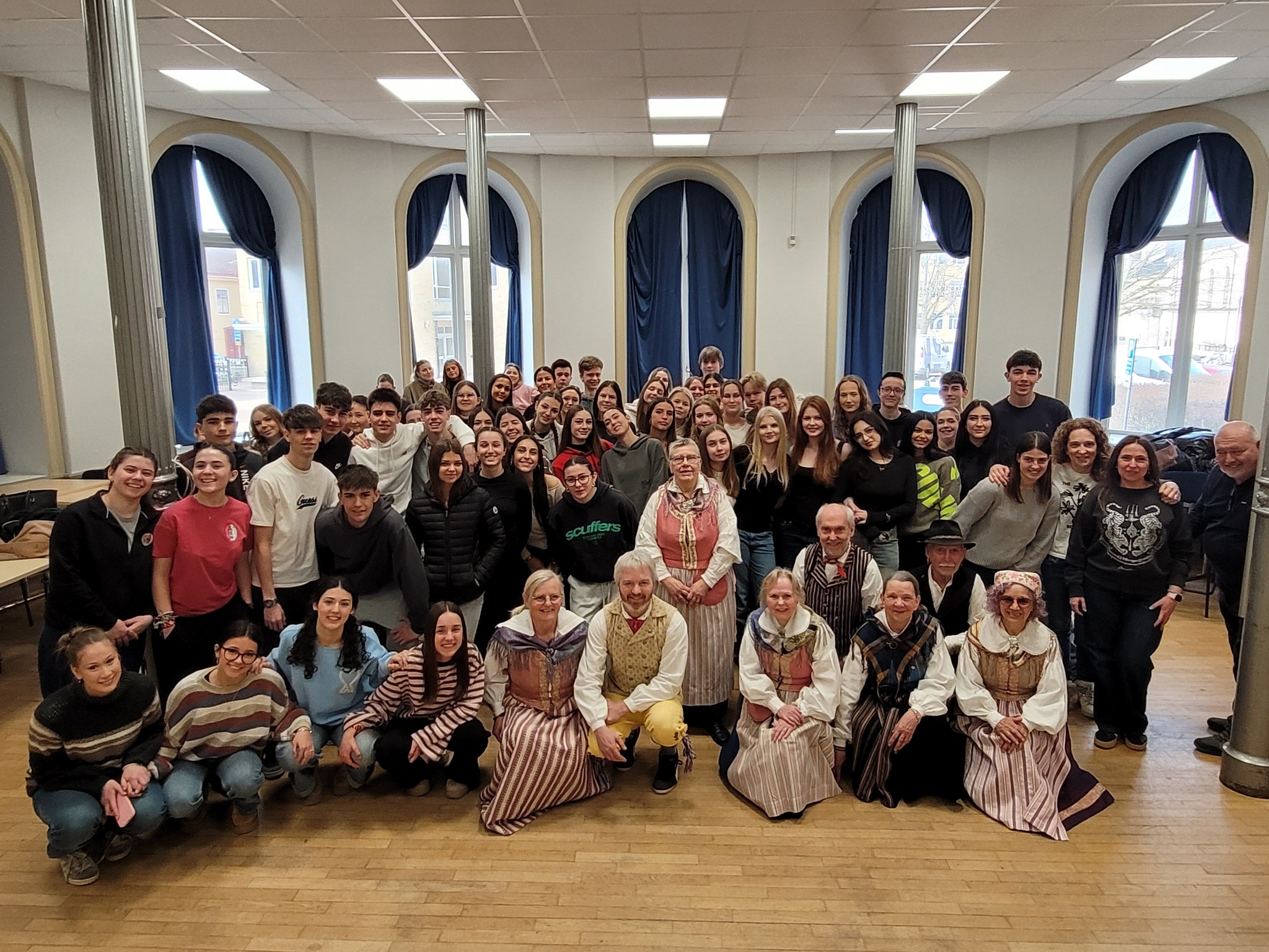 Folkdanslaget hos Chapmangymnasiet i Karlskrona